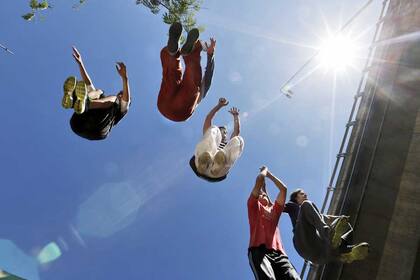 Un grupo de jóvenes se junta todos los sábados para practicar parkour en el parque Chacabuco