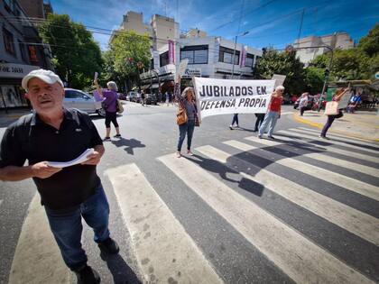 Un grupo de jubilados se autoconvocó en Villa del Parque