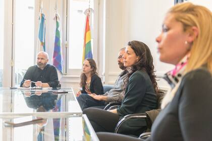 Un grupo de las familias afectadas por la decisión del Magno College se reunió Victoria Donda