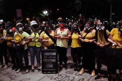 Un grupo de madres forma una barricada frente al Tribunal de Distrito de Estados Unidos, el 20 de julio de 2020 en Portland, Oregón