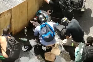 Las imágenes de un grupo de manifestantes armando bombas molotov