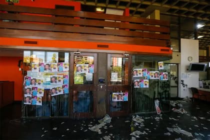 Un grupo de manifestantes de la CTA Autónoma ingresó violentamente, este mediodía, al edificio central del diario RÍO NEGRO