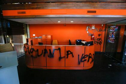 Un grupo de manifestantes de la CTA Autónoma ingresó violentamente, este mediodía, al edificio central del diario RÍO NEGRO