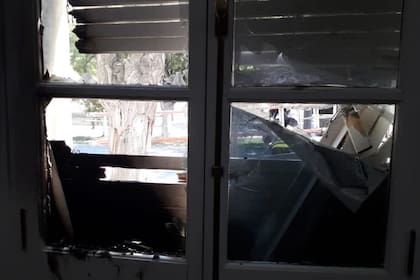 Un grupo de manifestantes provocaron destrozos en el edificio de Casa de Gobierno, en Rawson, en el marco de una marcha contra la minería en Chubut