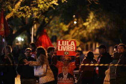 Un grupo de manifestantes salió a la calle para reclamar la liberación del expresidente brasileño