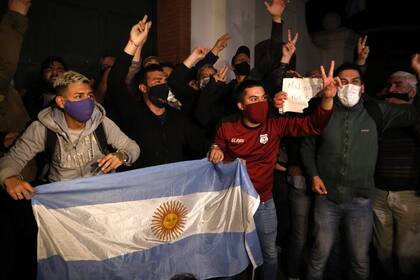 Un grupo de manifestantes se movilizó hasta la Quinta de Olivos en apoyo a Alberto Fernández
