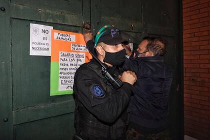 Un grupo de manifestantes se movilizó hasta la Quinta de Olivos en apoyo a Alberto Fernández