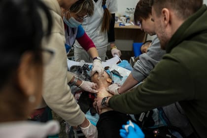 Un grupo de médicos intentan salvar la vida de un niño de 18 meses. hijo de Marina Yatsko, Kirill, en un hospital en Mariupol, Ucrania, el 4 de marzo de 2022.