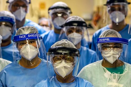Un grupo de médicos que trabajan con pacientes infectados con coronavirus usan protectores faciales en la Unidad de Cuidados Intensivos del Hospital de Clínicas en Porto Alegre, Brasil, el 15 de abril de 2020