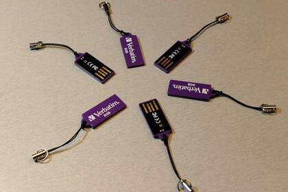 Un grupo de memorias USB. Según Ajay Bhatt,  cocreador de la norma, la modalidad de conexión se debió a razones económicas