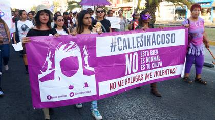 Un grupo de mexicanas, en una marcha contra los femicidios, en Guadalajara