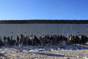 Un grupo de migrantes centroamericanos avanza por el Río Bravo, guiados por la esperanza de una vida mejor.