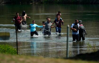 Un grupo de migrantes cruza el Río Bravo cerca de Del Río, Texas, el 16 de junio del 2021. 