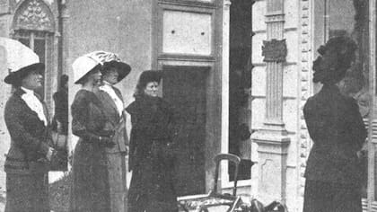 Un grupo de mujeres acompaña a una viuda en el Cementerio de la Recoleta, en 1906
