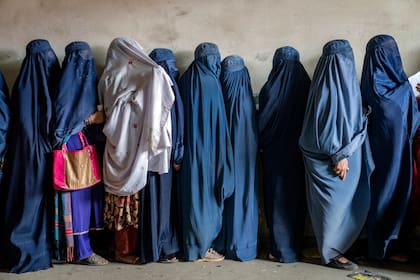 Un grupo de mujeres afganas esperan para recibir raciones de comida entregadas por un grupo humanitario en Kabul.