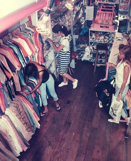 Un grupo de mujeres hace compras en el primer local de Sun Surf, ubicado en la Galería Recamier, en el barrio porteño de Belgrano.