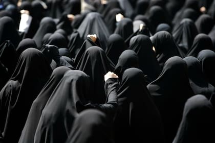 El gobierno del ayatolá Jomeini implementó el uso obligatorio del velo para las mujeres