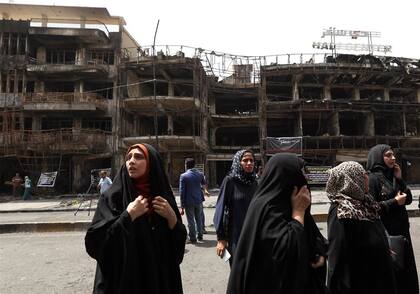 Un grupo de mujeres iraquíes espera noticias de sus familiares tras el atentado de anteayer en Bagdad