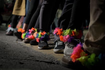 Un grupo de mujeres se manifiesta en respaldo a Cristina Kirchner, frente a su casa, y exhiben tobilleras de flores