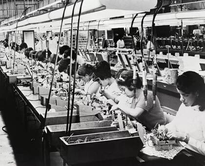 Un grupo de mujeres trabaja en una fábrica de relojes eléctricos en San Juan, Puerto Rico, en 1970. (GETTY IMAGES)