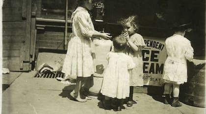 Un grupo de niñas disfrutando un helado en una de las primeras tiendas de Nueva York. Fuente: NYPL