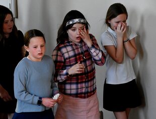 Un grupo de niñas se va después de una vigilia de oración en la iglesia cristiana Woodmont por las víctimas de un tiroteo masivo en la escuela Covenant el lunes 27 de marzo de 2023 en Nashville, Tennessee.