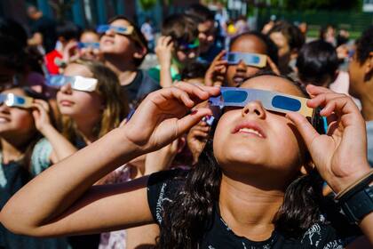 Un grupo de niños de los Países bajos observa el eclipse.