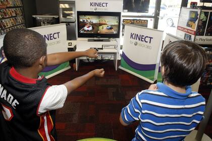 Un grupo de niños prueban Kinect for Xbox 360, el accesorio que permite realizar acciones en un videojuego sin los tradicionales controles de mando