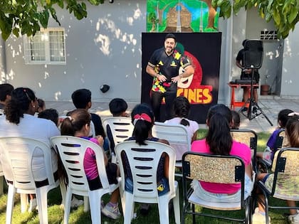 Un grupo de niños y niñas disfrutan de una función de títeres organizada por Travesía Compartida