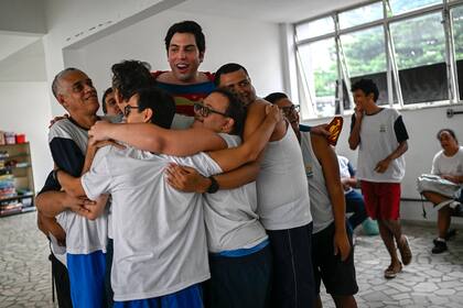 Un grupo de pacientes de APAE_RIO abraza a Muylaert al llegar al centro de salud