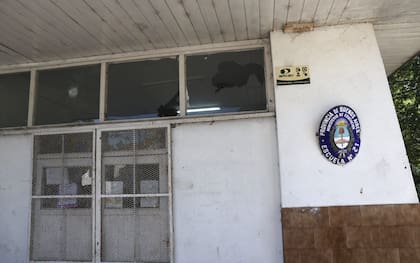 Un grupo de padres ingresó de manera violenta a la escuela, según denunciaron las autoridades