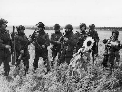 Un grupo de paracaidistas británicos, conocidos como los diablos rojos, en Holanda, durante la Operación Market Garden