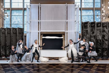 Un grupo de performers dirigido por Flor Sánchez Elía y Fran Stella introduce relaciones vivas entre la Historia del Arte y la actualidad