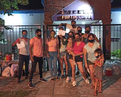 Un grupo de personas aisladas durante más de 22 días en la Escuela 224 del Barrio Obrero reciben el alta: tenían 5 hisopados negativos, pero los retenían allí por un contagiado que apareció. Tras la visita de Pietragalla, a las pocas horas quedó vacío el establecimiento.