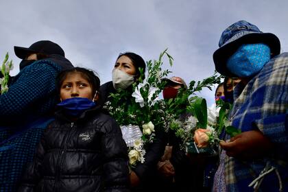 Un grupo de personas asiste al funeral de una víctima de coronavirus en un cementerio de La Paz