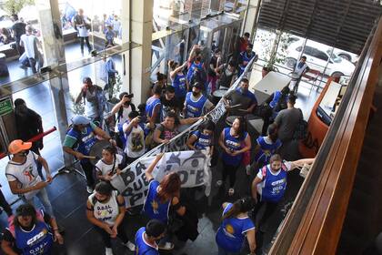 Un grupo de personas con pecheras de la CTA atacó las instalaciones del Diario de Río Negro