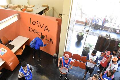 Un grupo de personas con pecheras de la CTA atacó las instalaciones del Diario de Río Negro