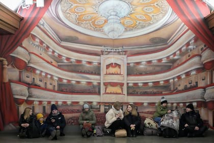 Un grupo de personas descansan en el metro de la capital ucraniana, que se utiliza como refugio.