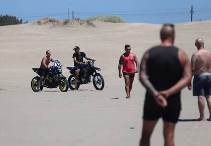 Un grupo de personas discute por la circulación de vehículos en El Arenal, Costa del Este.