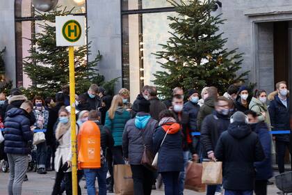 Un grupo de personas en la fila para ingresar al shopping KaDeWe, en Berlín