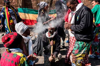 Un grupo de personas fuma marihuana en las afueras del Congreso sudafricano