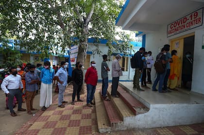 Un grupo de personas hace fila para registrarse para recibir la vacuna contra el COVID-19 en Hyderabad, India, el 2 de diciembre de 2021. (AP Foto/Mahesh Kumar A.)