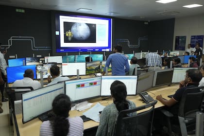 Un grupo de personas observa la retransmisión en directo del aterrizaje de Chandrayaan-3, en el Centro de Control de Mando Integrado (ICCC) en Varanasi, India, el miércoles 23 de agosto de 2023. India ha aterrizado una nave espacial cerca del polo sur de la Luna, un territorio inexplorado que los científicos creen que podría contener reservas vitales de agua congelada y elementos preciosos, mientras el país consolida su creciente destreza en el espacio y la tecnología. (AP Photo/Rajesh Kumar Singh)