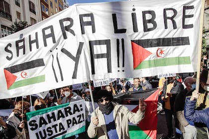 Un grupo de personas participa con pancartas y banderas en una manifestación contra la violación de derechos en el Sáhara Occidental, a 13 de noviembre de 2021, en Madrid, (España).
