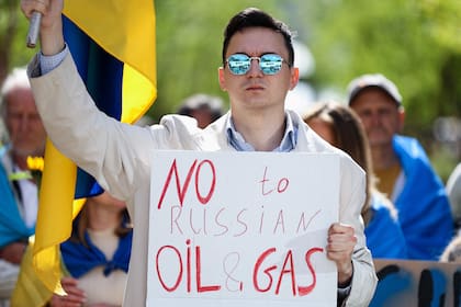 Un grupo de personas participa en una manifestación para pedir a los líderes de la UE que "dejen de comprar gas ruso" antes de una cumbre de la UE en Bruselas el 30 de mayo de 2022.