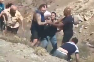 Un grupo de personas protagonizaron una feroz pelea luego de que un conductor intentara adelantarse en la fila para cruzar de Mendoza a Chile