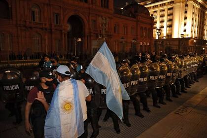 Un grupo de personas que niega las restricciones informadas por el Gobierno choca contra la policía frente a la Casa Rosada