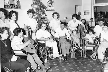 Un grupo de personas que realizan la rehabilitación de la poliomielitis en diciembre de 1960; es una enfermedad peligrosa que tomó fuerza hace algunas décadas