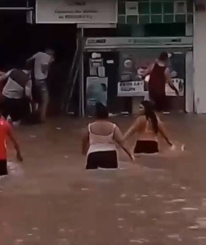 Un grupo de personas robó una farmacia mientras la ciudad de Corrientes está bajo el agua
