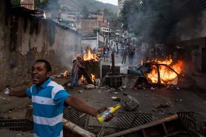 Un grupo de personas se manifiesta en una calle de las inmediaciones del cuartel donde fue la sublevación